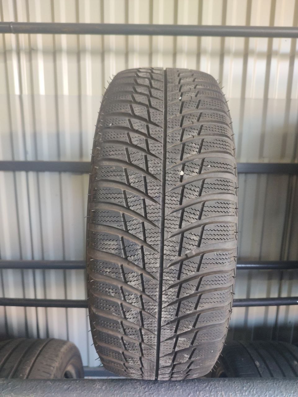 Шини Bridgestone Blizzak LM 001 215/60R16 99H — фото 1