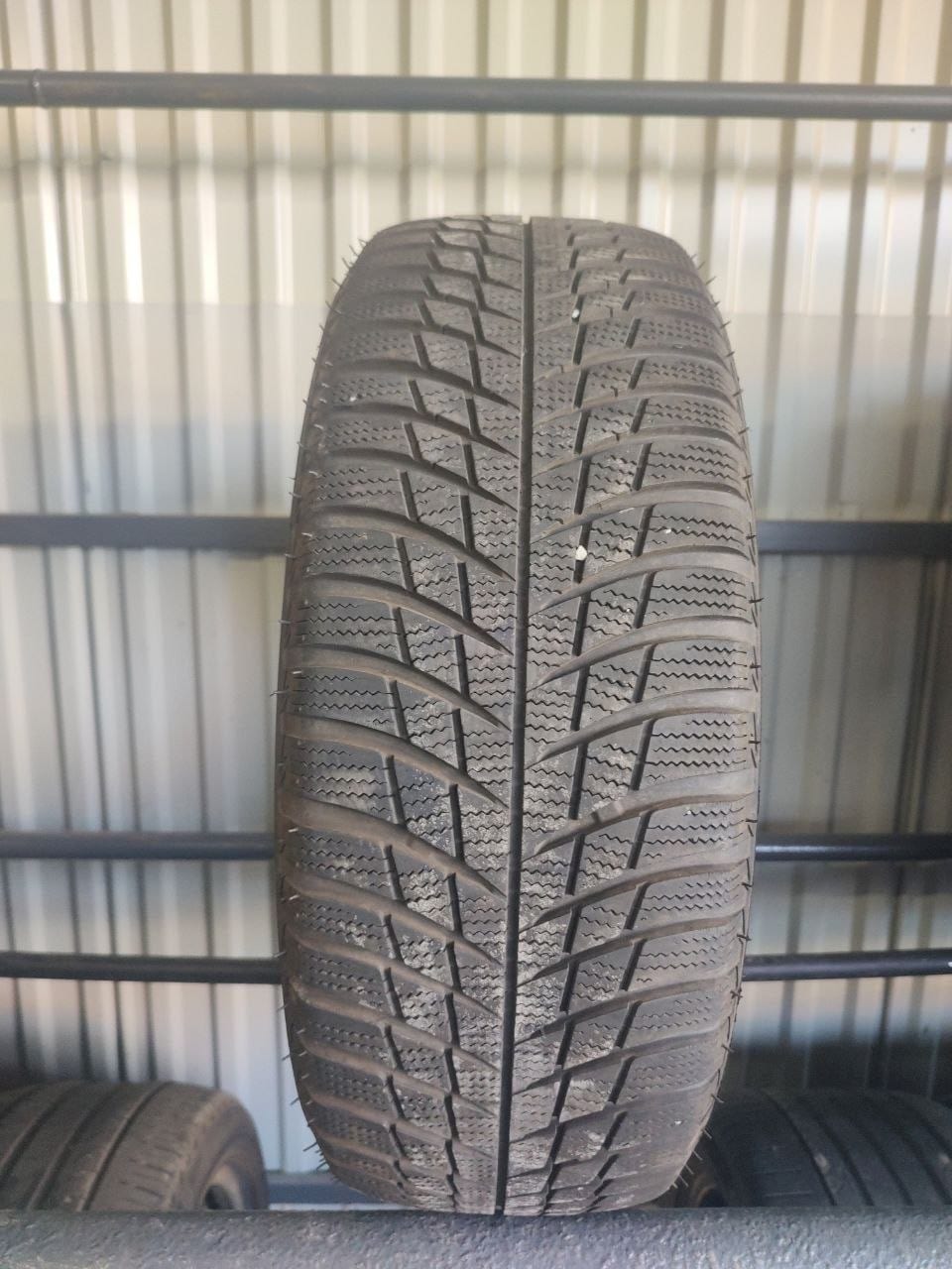 Шини Bridgestone Blizzak LM 001 215/60R16 99H — фото 1